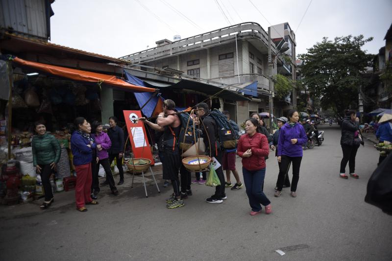 În a doua ediție „Asia Express”, vedetele au mâncat cel mai urât mirositor fruct din lume, embrion de rață și carne de șarpe. E doar începutul!