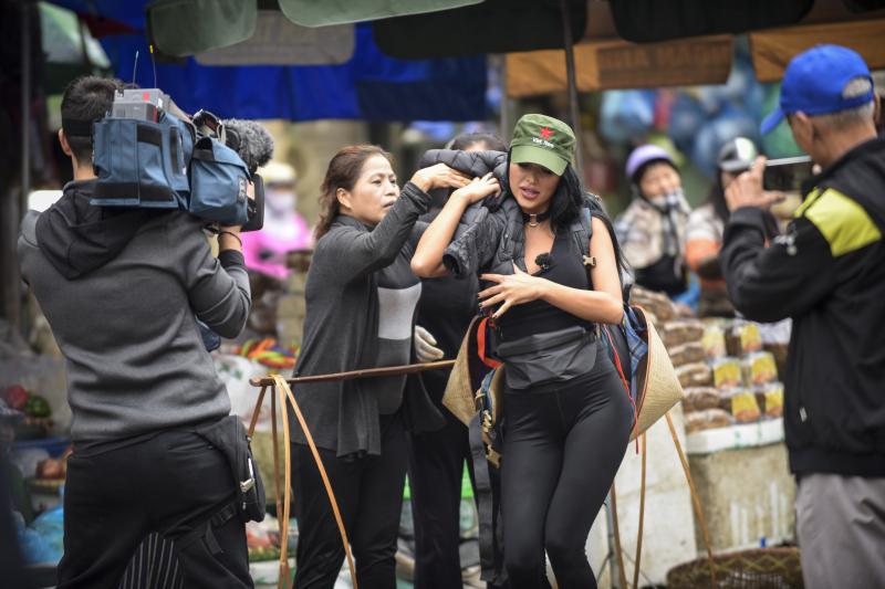 În a doua ediție „Asia Express”, vedetele au mâncat cel mai urât mirositor fruct din lume, embrion de rață și carne de șarpe. E doar începutul!