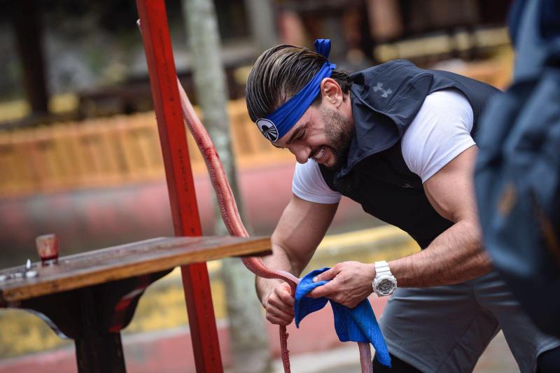 În a doua ediție „Asia Express”, vedetele au mâncat cel mai urât mirositor fruct din lume, embrion de rață și carne de șarpe. E doar începutul!