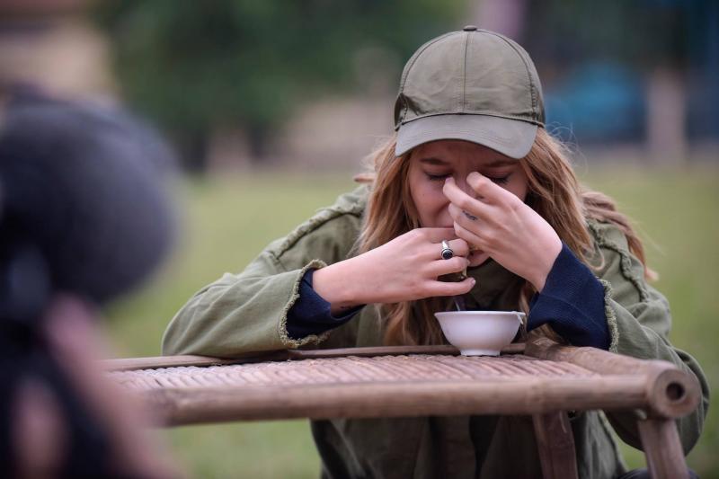 În a doua ediție „Asia Express”, vedetele au mâncat cel mai urât mirositor fruct din lume, embrion de rață și carne de șarpe. E doar începutul!