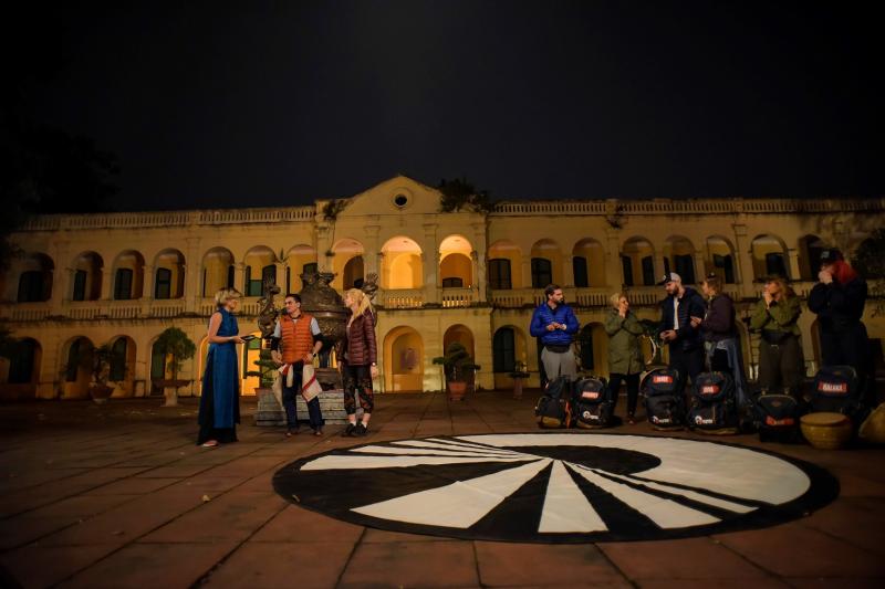 Indicii pierdute, accidente înspăimântătoare și o primă echipă eliminată la „Asia Express”! Aventura continuă pentru vedete!