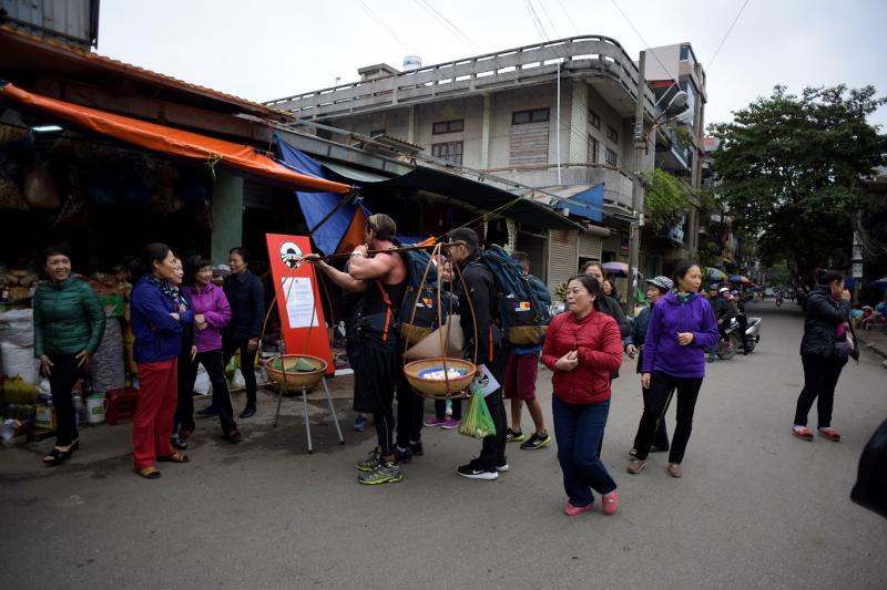 Indicii pierdute, accidente înspăimântătoare și o primă echipă eliminată la „Asia Express”! Aventura continuă pentru vedete!