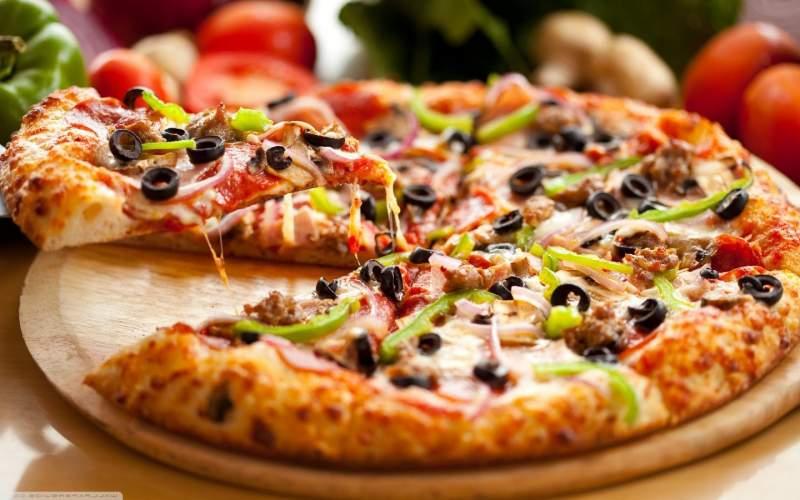 Un restaurant oferă pizza pentru un an, dacă îndeplinești o singură condiție! Ce trebuie să faci
