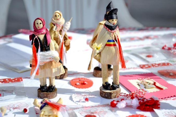 De ce în unele regiuni ale României fetele oferă mărțișor băieților