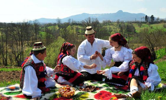 Tradiții de Paște în Maramureș: "Prima persoană care îți intră în cămin să fie un bărbat. Altfel, va fi discordie în casă în acel an"