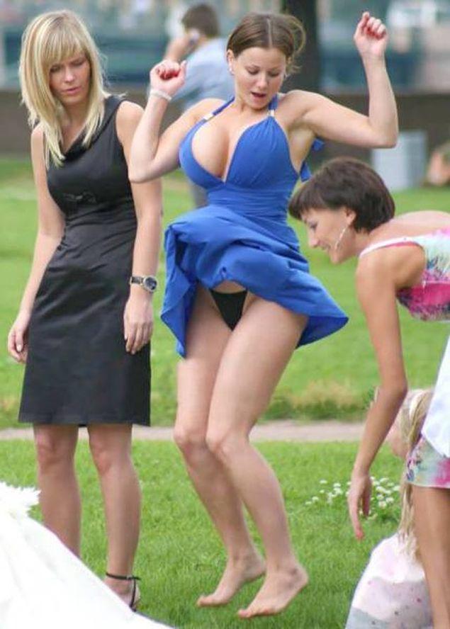 Fotograful a făcut mai multe poze cu ea decât cu mirii. Cum a venit îmbrăcată o domnişoară de onoare la nunta prietenei sale. Mireasa a fost pusă pe locul al doilea