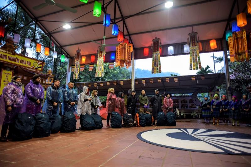 Vica Blochina și Daniela Crudu învață o vietnameză din tribul Flower Hmong un dans tradițional românesc