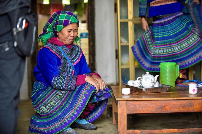 Vica Blochina și Daniela Crudu învață o vietnameză din tribul Flower Hmong un dans tradițional românesc