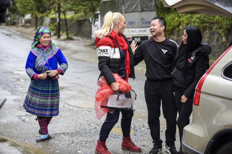 Noi aventuri în "Asia Express"! Vica și Daniela Crudu i-au cucerit pe asiatici, care au stat la coadă ca să se pozele cu ele