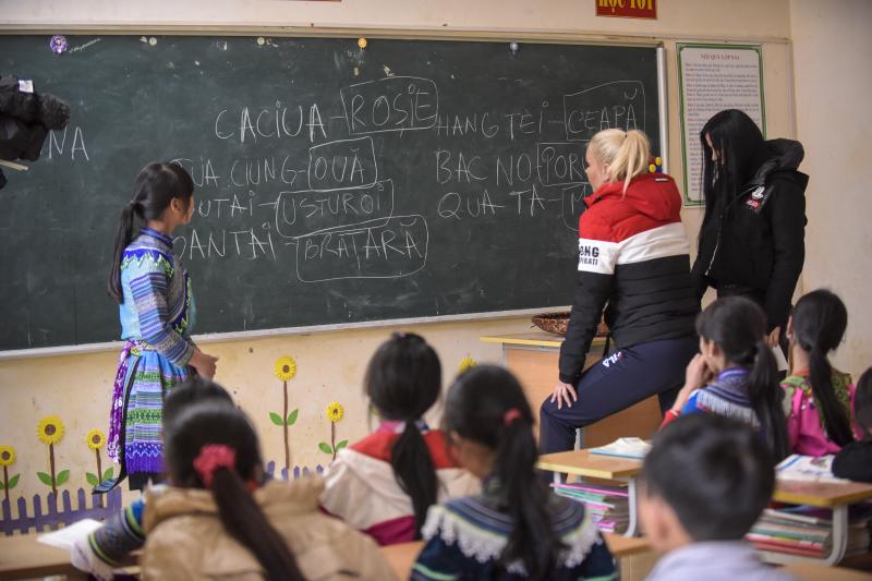 Vika Blochina şi Daniela Crudu au ajuns profesoare în Vietnam! Elevii s-au distrat pe cinste! „E naşpa rău limba asta”