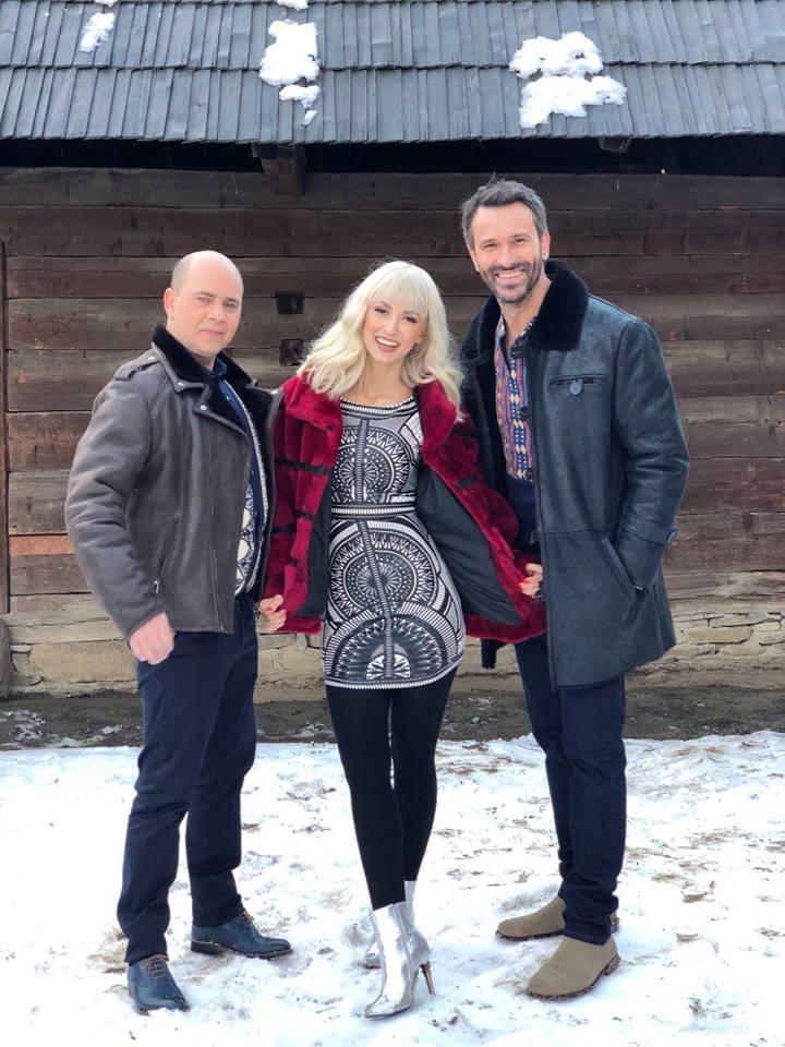 Galerie foto! Juraţii "Ie, Românie", pe platourile de filmare. Andreea Bălan, Nicolai Tand şi Cosmin Seleşi au plecat în căutarea celei mai frumoase şi harnice româncuţe