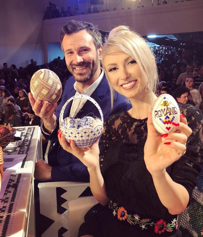 Galerie foto! Juraţii "Ie, Românie", pe platourile de filmare. Andreea Bălan, Nicolai Tand şi Cosmin Seleşi au plecat în căutarea celei mai frumoase şi harnice româncuţe