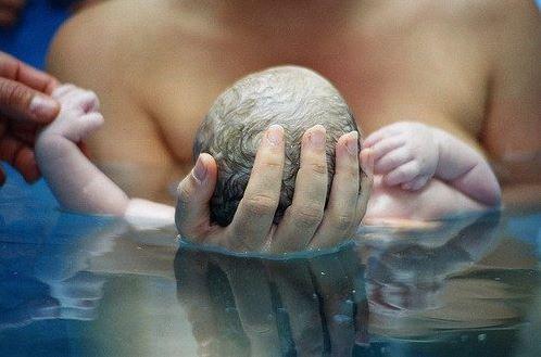 Mamele care nasc în apă riscă să-și infecteze bebeluși, spun medicii