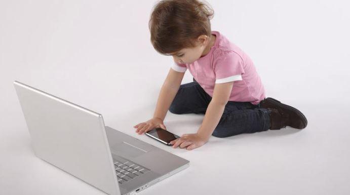 Trei metode de a-ți proteja copilul de lumina albastră emisă de telefon, laptop sau tabletă