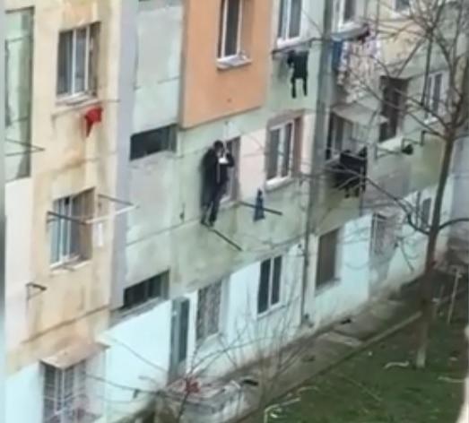 Un bărbat din Tulcea a vrut să intre pe geam în locuința sa de la etajul patru! Finalul i-a șocat pe toți