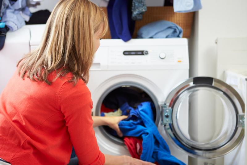 O femeie a pus sare pe haine și a așteptat câteva minute! Ce a observat în scurt timp