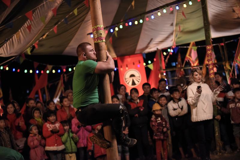 Vedetele au participat la jocuri tribale pentru a pune mâna pe amuleta norocoasă! L-ai văzut vreodată pe Moroșanu suit pe stâlp?