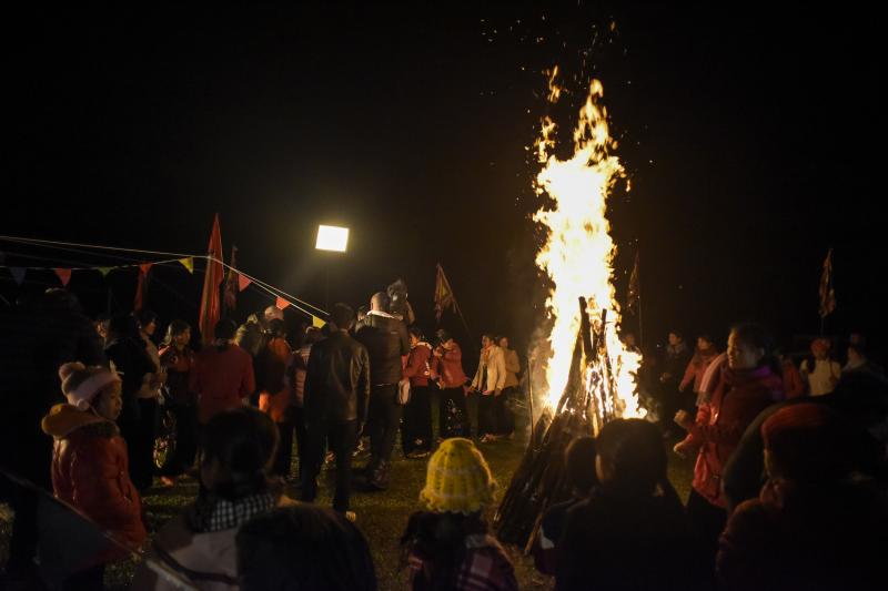 Vedetele au participat la jocuri tribale pentru a pune mâna pe amuleta norocoasă! L-ai văzut vreodată pe Moroșanu suit pe stâlp?