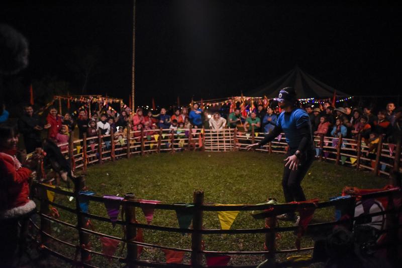 Vedetele au participat la jocuri tribale pentru a pune mâna pe amuleta norocoasă! L-ai văzut vreodată pe Moroșanu suit pe stâlp?