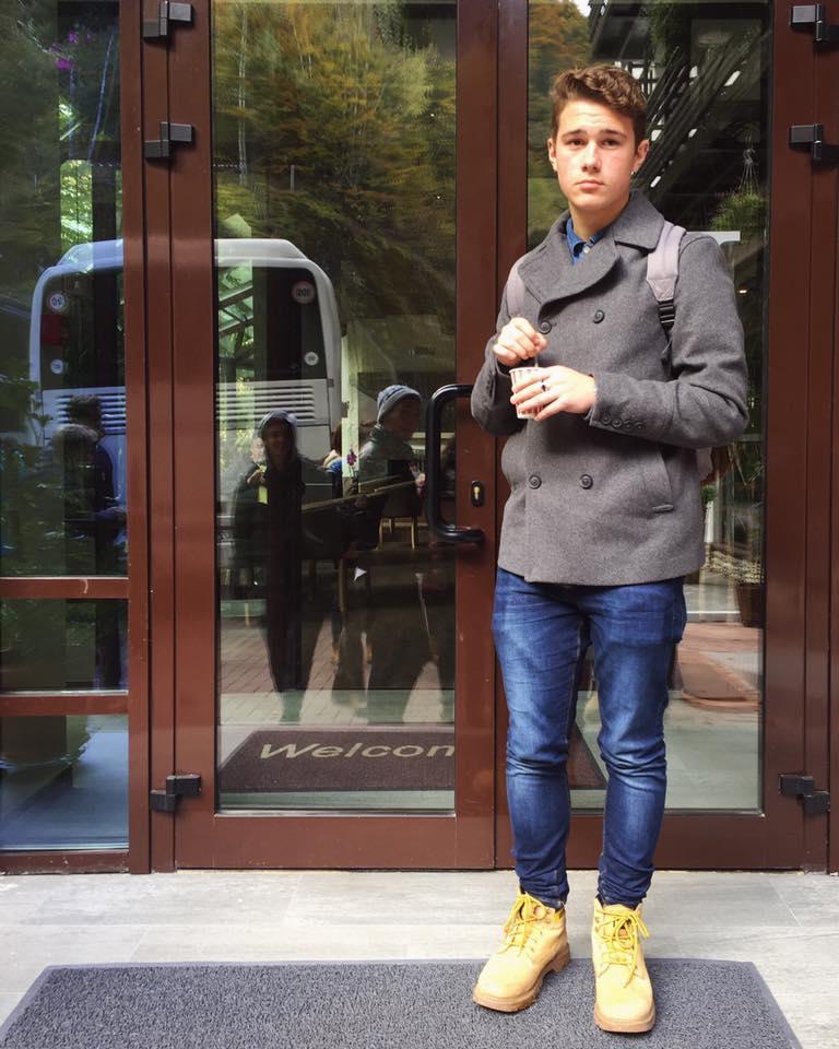 Cadou de DRAGOBETE, fetelor! El este Andrei, fratele mai mic al lui Mihai Bendeac, juratul „iUmor”. Nu are iubită, iar actorul îl descrie ca fiind ”și frumos, și inteligent”