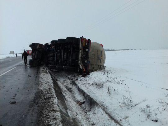 Traficul rutier este blocat! O cisternă 23 de tone de butanol şi octanol s-a răsturnat pe DN2!