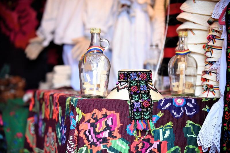 Aventura „Ie, Românie” începe, de Mărțișor, în Maramureș! Mircea Radu, ajutat de Dana Săvuică și Ionuț Iftimoaie trebuie să găsească cele mai mândre fete