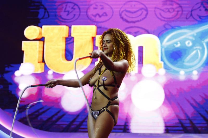 PĂTRĂȚELE ROȘII, o nimica toată pentru ce a fost! El Tipo a venit pe scena „iUmor” bărbat și a plecat femeie. Întâi, a biciuit-o pe Delia, iar apoi, scena! „Incredibil!”