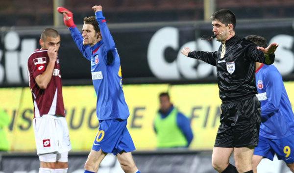 De la ”Bricheta” lui Lovin din Rapid-Steaua la ”Rola de hârtie” din capul lui Oscar Garcia de la PAOK - Olympiakos. Blestemul rapidiștilor în meciurile importante continuă
