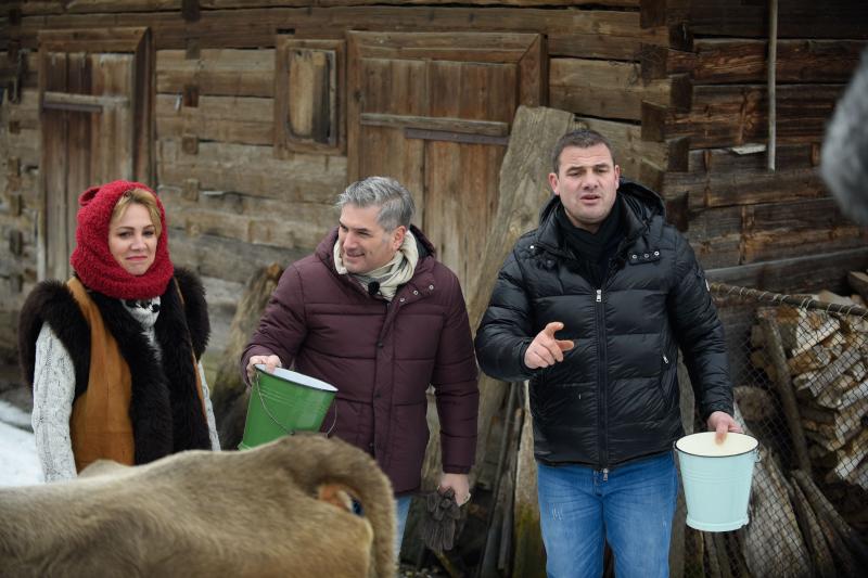 Joi, 1 Martie, de la ora 21.15, la "Ie, Românie": Mircea Radu le pune văcuțelor să asculte Mozart, ca să dea mai mult lapte