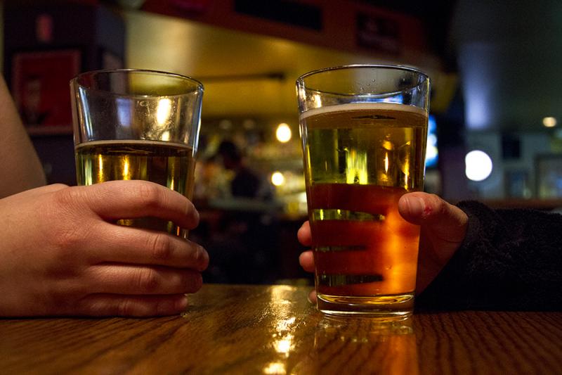 Ce se întâmplă dacă bei bere atunci când faci baie! Efectele se văd imediat!