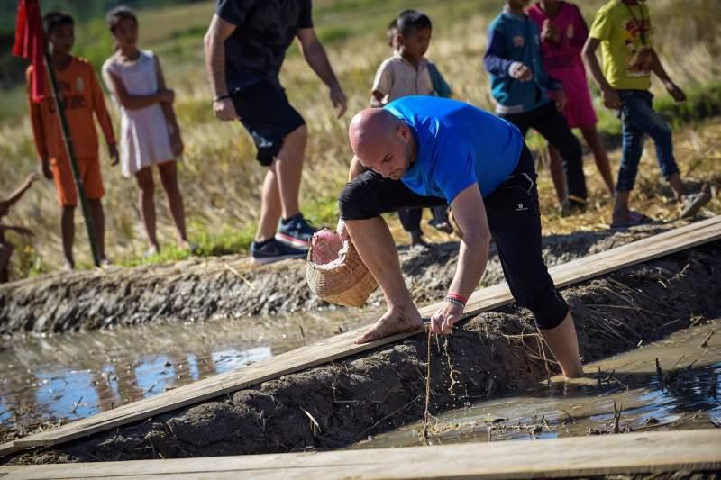 Proba curajului suprem! Vedetele au prins țipari cu mâinile goale, iar panica s-a instalat: "Electrocutează, eu nu intru acolo"