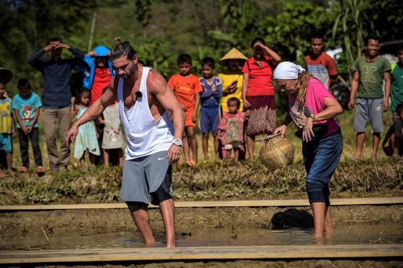 Proba curajului suprem! Vedetele au prins țipari cu mâinile goale, iar panica s-a instalat: "Electrocutează, eu nu intru acolo"