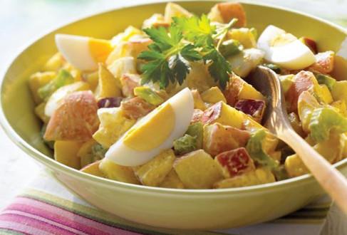 Cele trei salate pe care să le incluzi în dieta cu cartofi