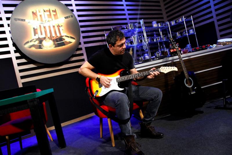 Cum au fost surprinși jurații în pauzele de la filmările sezonului 5  ,,Chefi la cuțite”