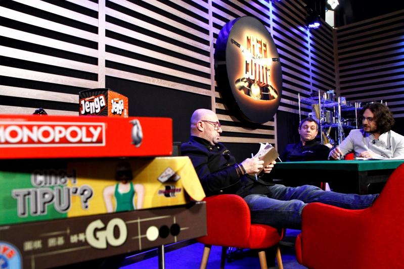 Cum au fost surprinși jurații în pauzele de la filmările sezonului 5  ,,Chefi la cuțite”