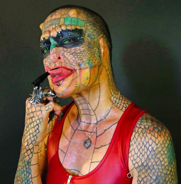 Ea e femeia dragon! A cheltuit o adevărată avere ca să arate...terifiant! Și asta nu e tot (FOTO)