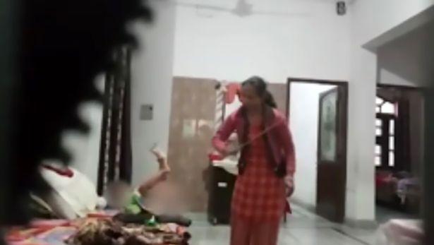 IMAGINI șocante! Au văzut semne pe chipul copilului, așa că au montat o cameră video! Ce îi făcea dădaca |VIDEO