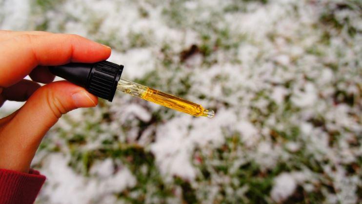 Nu mai face greșeala asta! Tenul tău ar putea avea urmări serioase. Tu cum folosești Vitamina C, Acidul Hialuronic sau Retinolul?