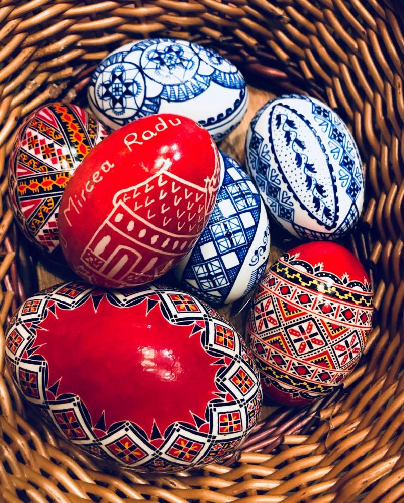 Caravana “Ie, Românie” colindă țara, în căutare de fete frumoase și talente autentice. Mircea Radu, întâmpinat cu ouă încondeiate și plăcinte “poale-n brâu”, în Bucovina