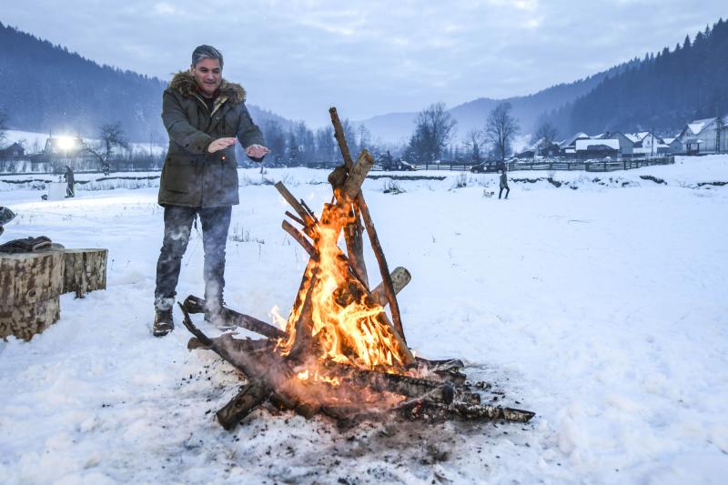 Caravana “Ie, Românie” colindă țara, în căutare de fete frumoase și talente autentice. Mircea Radu, întâmpinat cu ouă încondeiate și plăcinte “poale-n brâu”, în Bucovina