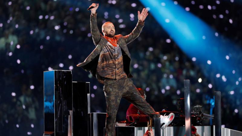 Cel mai impresionant omagiu adus Prințului. Pe fundalul unei cortine mov imense, Justin Timberlake a cântat în fața a mii de oameni,  în finala Super Bowl, o piesă de-a lui Prince: "Minneapolis, asta este pentru tine!"