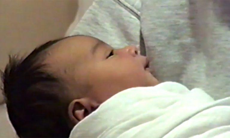 Prima fotografie cu Chy, al treilea copil al lui Kim Kardashian. Dorită de divă cu ardoare, purtată nouă luni în pântecele unei mame-surogat plătită regește, micuța e frumușică foc
