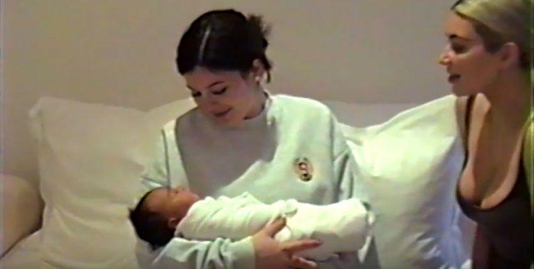 Prima fotografie cu Chy, al treilea copil al lui Kim Kardashian. Dorită de divă cu ardoare, purtată nouă luni în pântecele unei mame-surogat plătită regește, micuța e frumușică foc