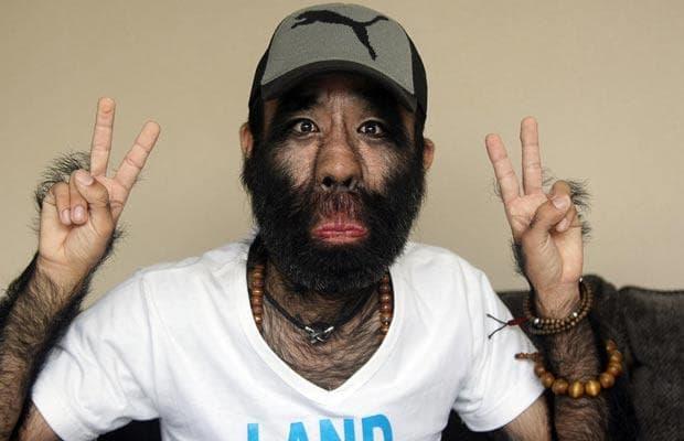 OMG! Nu îți vine să crezi că acești oameni există! Limba lui măsoară 10.1 cm de la vârf până la jumătatea buzei superioare