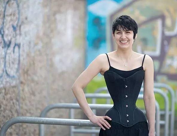 OMG! Nu îți vine să crezi că acești oameni există! Limba lui măsoară 10.1 cm de la vârf până la jumătatea buzei superioare