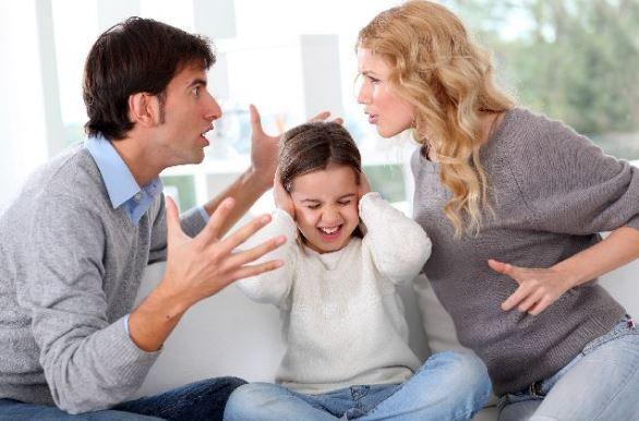 Dacă ești un părinte sever, medicii îți recomandă câteva sfaturi pe care trebuie să le respecți! Copilul nu trebuie agasat!