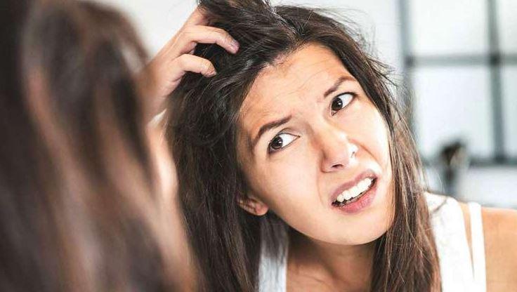 Scapă de mătreață folosind aceste produse! Medicii și hairstylistii îți spun care sunt produsele indicate - VIDEO