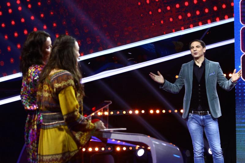 Două scriitoare vor să plece într-o călătorie cu rulota și să organizeze o strângere de fonduri, cu banii de la “Guess My Age – Ghicește vârsta”