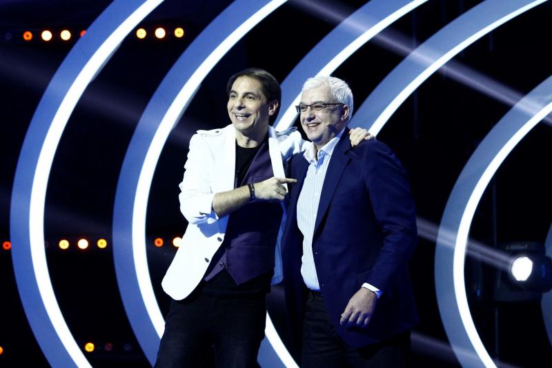 Două scriitoare vor să plece într-o călătorie cu rulota și să organizeze o strângere de fonduri, cu banii de la “Guess My Age – Ghicește vârsta”