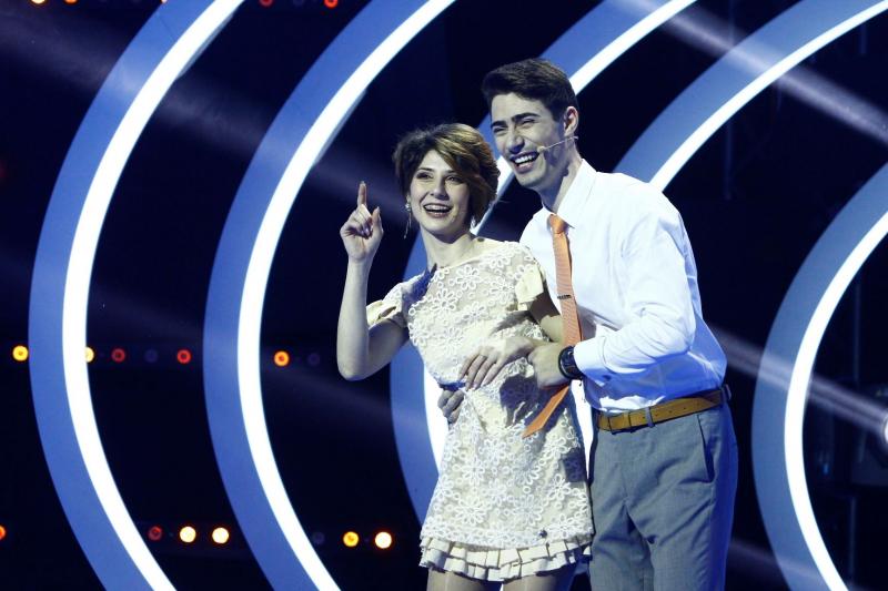 Două scriitoare vor să plece într-o călătorie cu rulota și să organizeze o strângere de fonduri, cu banii de la “Guess My Age – Ghicește vârsta”